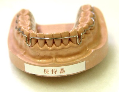 牙齒矯正結束後為(wei) 什麽(me) 要戴保持器？如何戴保持器？