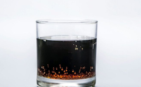 碳酸飲料讓你的牙齒變得又黃又黑