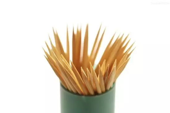 用牙線會(hui) 使牙間隙變大？NO！這些年，我們(men) 都誤會(hui) 它了！