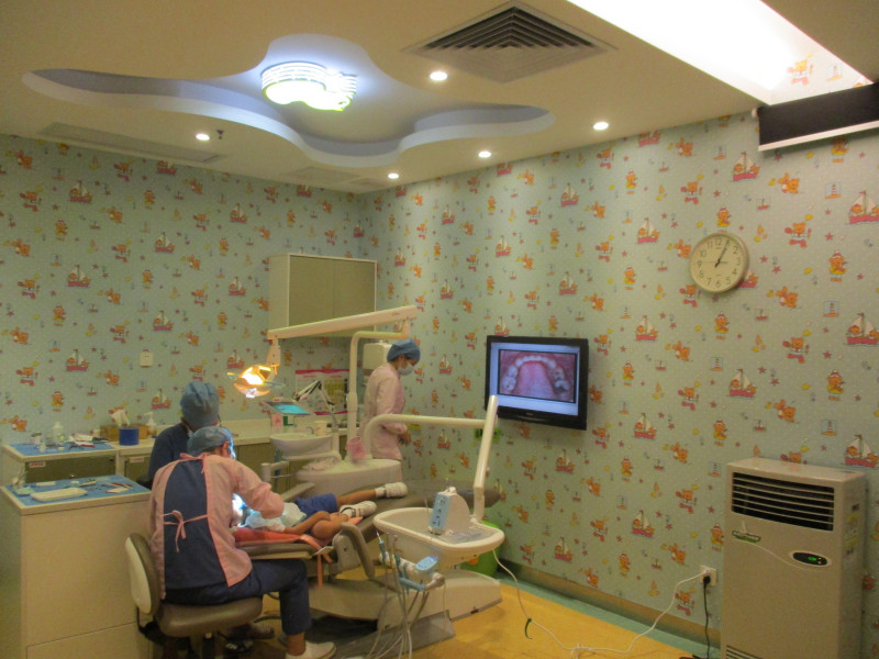 兒(er) 牙醫生為(wei) 孩子診療