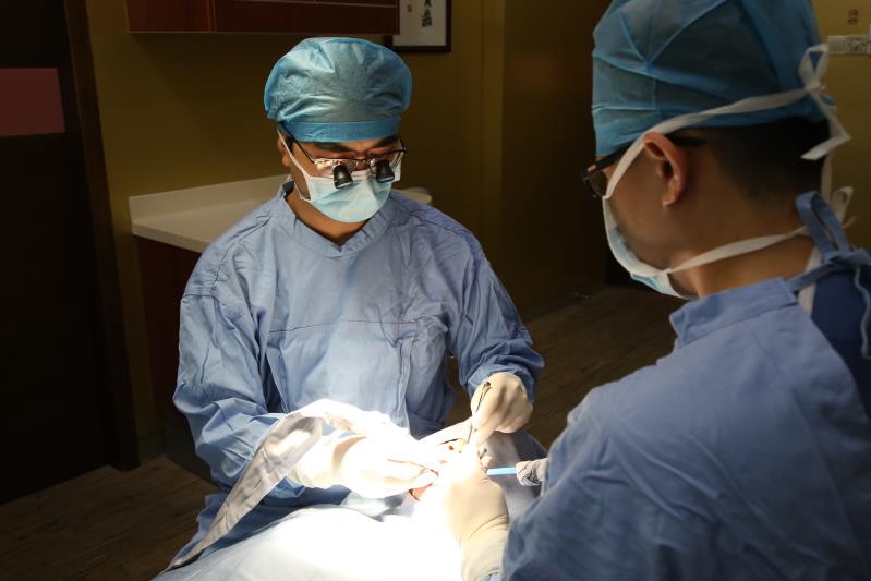 愛康健種植牙醫生操作中