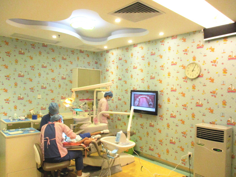 愛康健兒(er) 牙醫生為(wei) 孩子治療