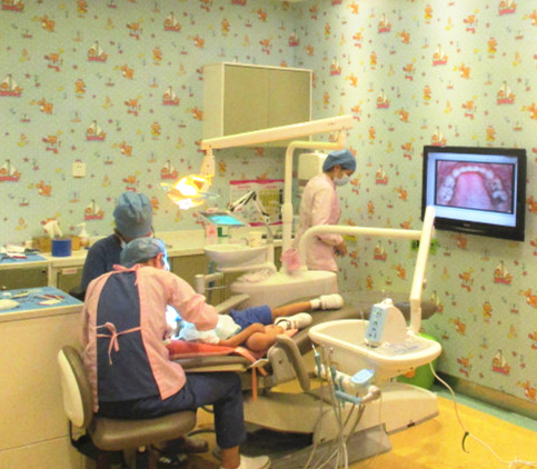 兒(er) 牙醫生診療中