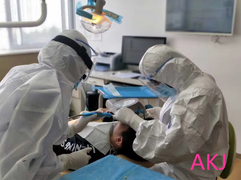 正畸醫生診療中